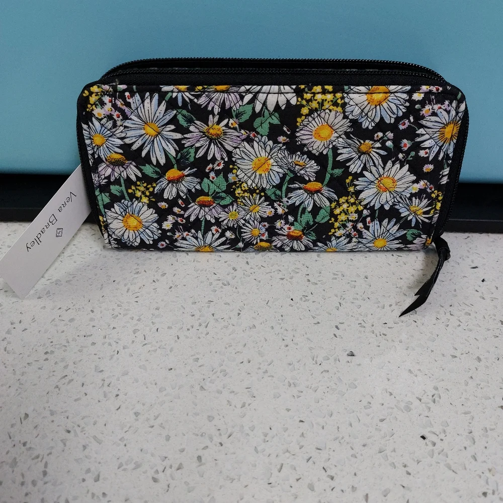 Vera Bradley Jordin Continental Wallet Daisies White NWT